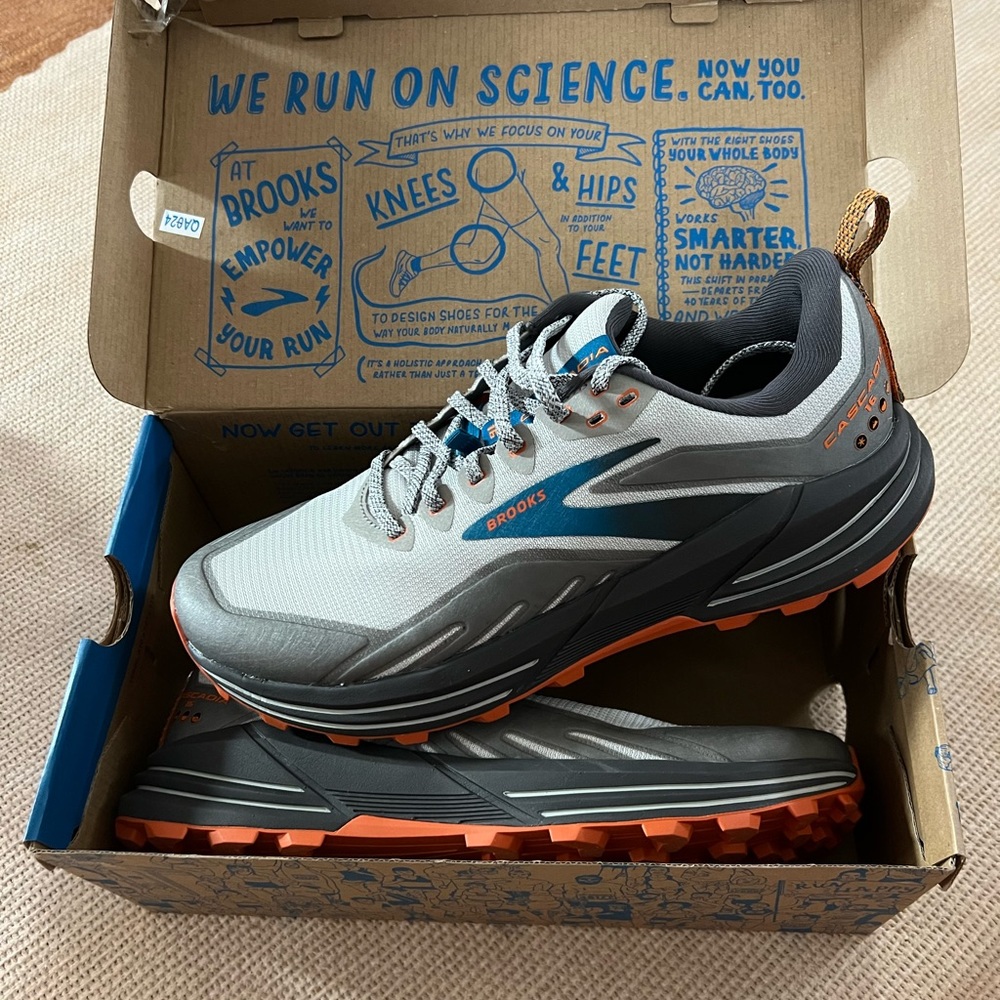 NEW, Men’s Brooks Cascadia 16 Trail Runners, Size 10